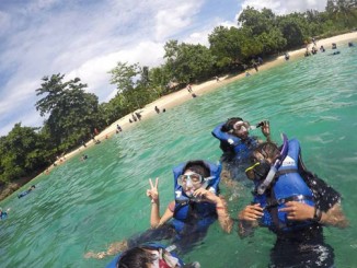 Pantai Tiga Warna di Malang
